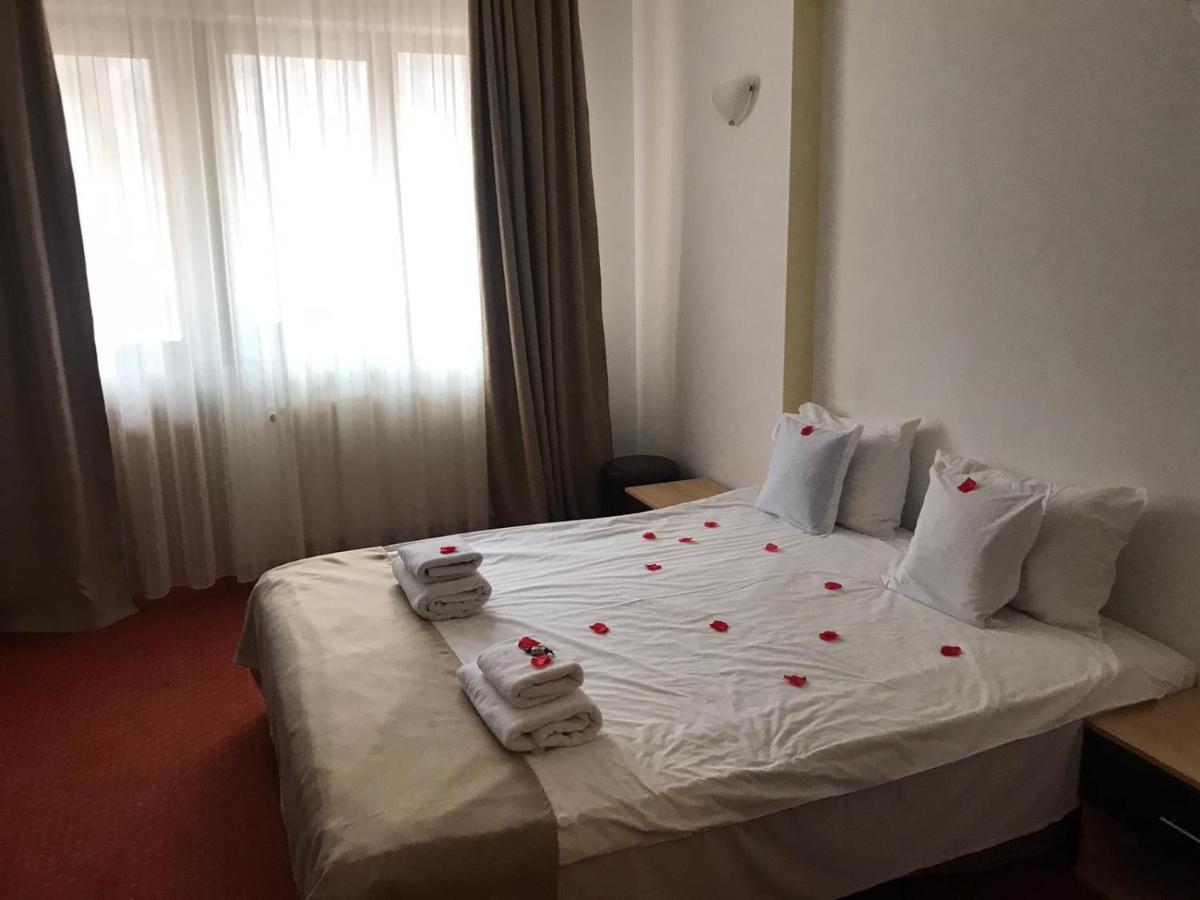 Flora Alpina Hotell Azuga Eksteriør bilde