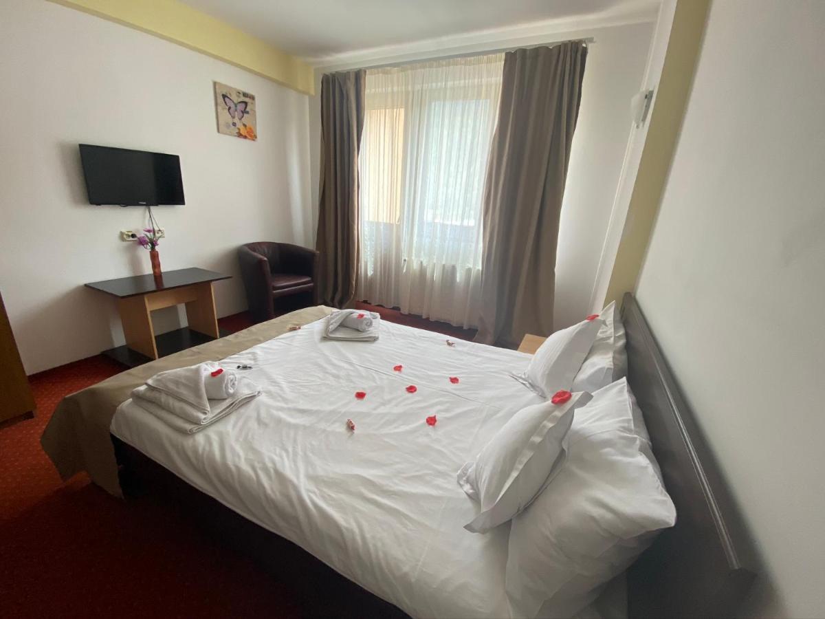 Flora Alpina Hotell Azuga Eksteriør bilde