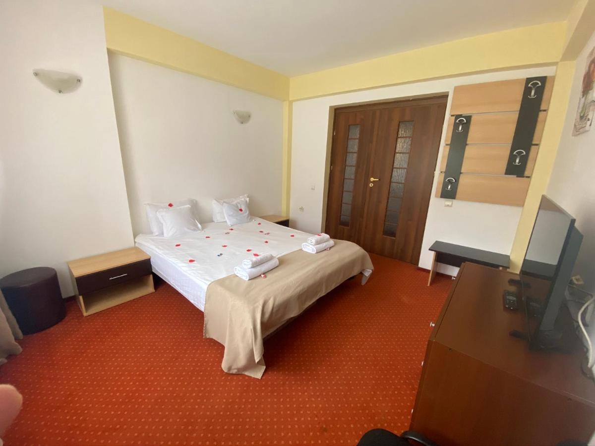 Flora Alpina Hotell Azuga Eksteriør bilde